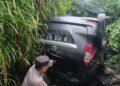 Diduga Sopir Ngantuk, Mobil Terperosok Ke Parit Sedalam 5 Meter di Tamansari