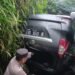 Diduga Sopir Ngantuk, Mobil Terperosok Ke Parit Sedalam 5 Meter di Tamansari
