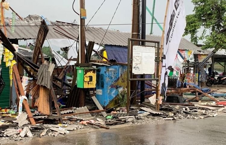 5 Warung di Setu Kemuning Hancur Diterjang Angin Kencang
