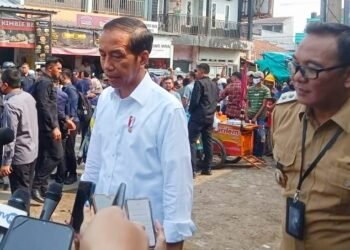 Di Pasar Prumpung, Jokowi Pastikan Harga Bahan Pokok Stabil Jelang Idul Adha