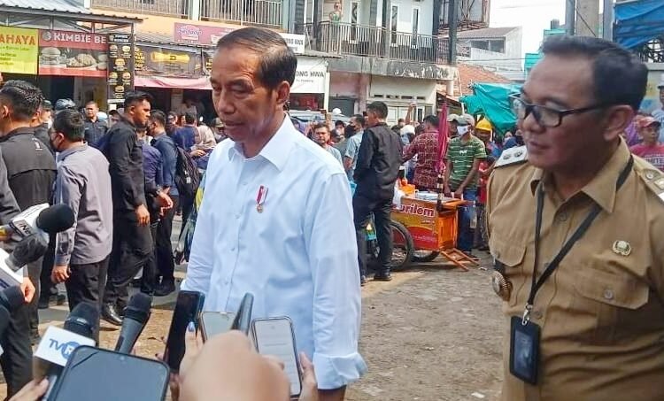 Di Pasar Prumpung, Jokowi Pastikan Harga Bahan Pokok Stabil Jelang Idul Adha