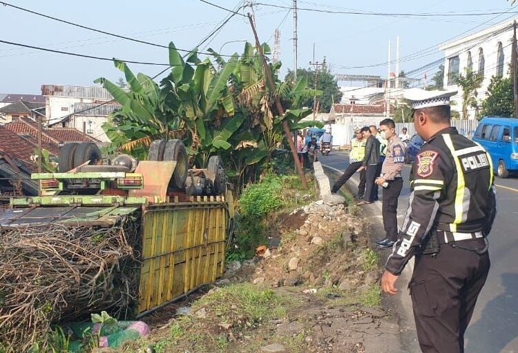 Truk Terguling di Ciampea, 2 Orang Tewas