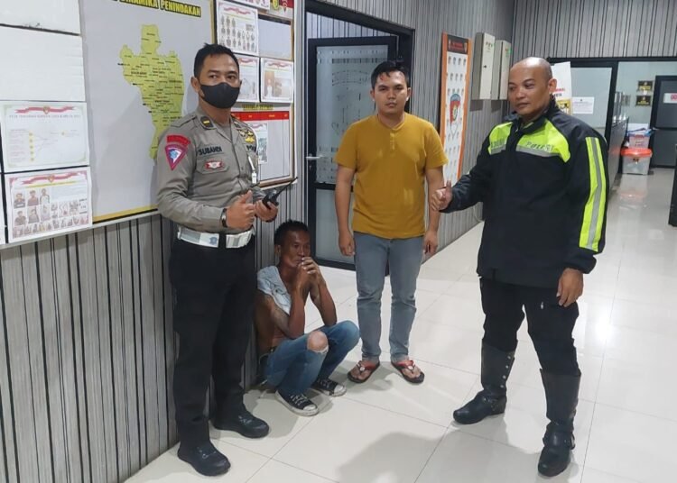 Mabuk, Pria Ini Diamankan Polisi Malak Pengendara Mobil Box