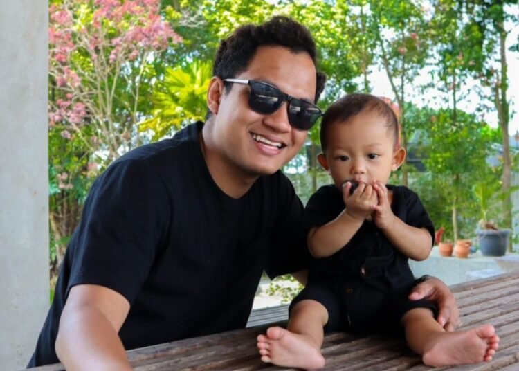 Tak Hanya Sukses Sebagai Konten Kreator, Ayah Muda Ini Juga Sukses Bisnis Secara Daring