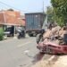 Diduga Sopir Mengantuk Mobil Sedan Tabrak Tiang Rumah Warga Hingga Terbalik