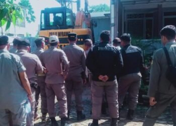Garasi Liar di Lahan Fasum Dibongkar Paksa Satpol PP