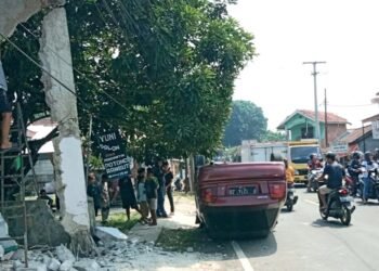 Sedan Hantam Tiang Rumah Warga, Pemilik Rumah Mengaku Syok