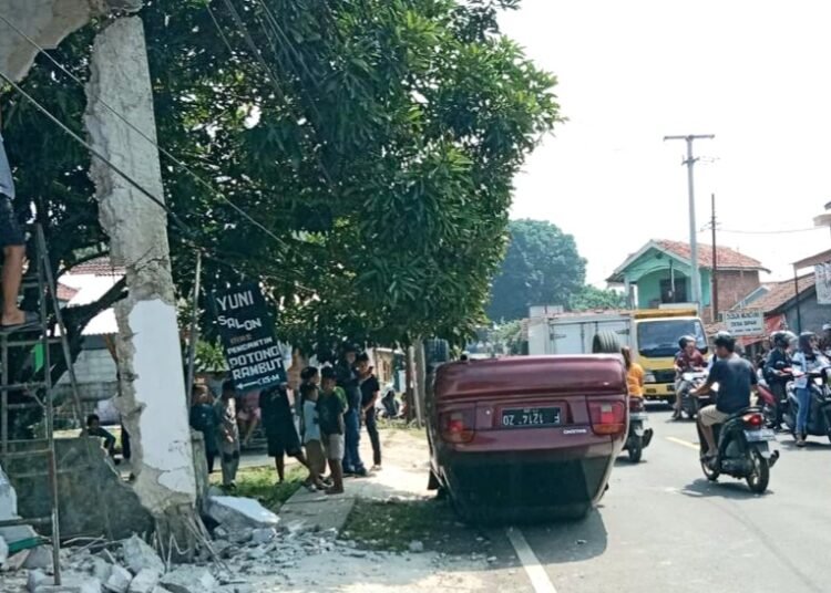 Sedan Hantam Tiang Rumah Warga, Pemilik Rumah Mengaku Syok