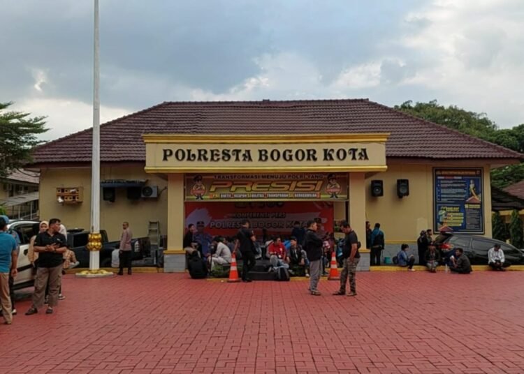 Buibu Jangan Sampai Kehabisan, Polresta Bogor Kota Gelar Bazar Ayam Potong Murah