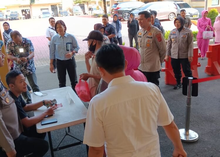 Ibu-ibu Serbu Pasar Murah Ayam Potong di Polresta Bogor Kota