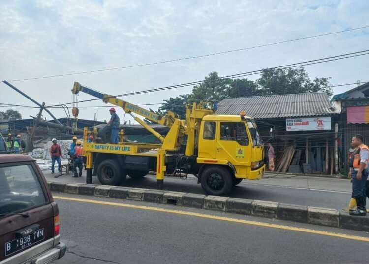 Truk Hebel dan Avanza Kecelakaan di Jalan Raya Parung Bogor
