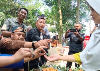 Unik, Jajan Kuliner Lembur Pakai Koin Batok Kelapa