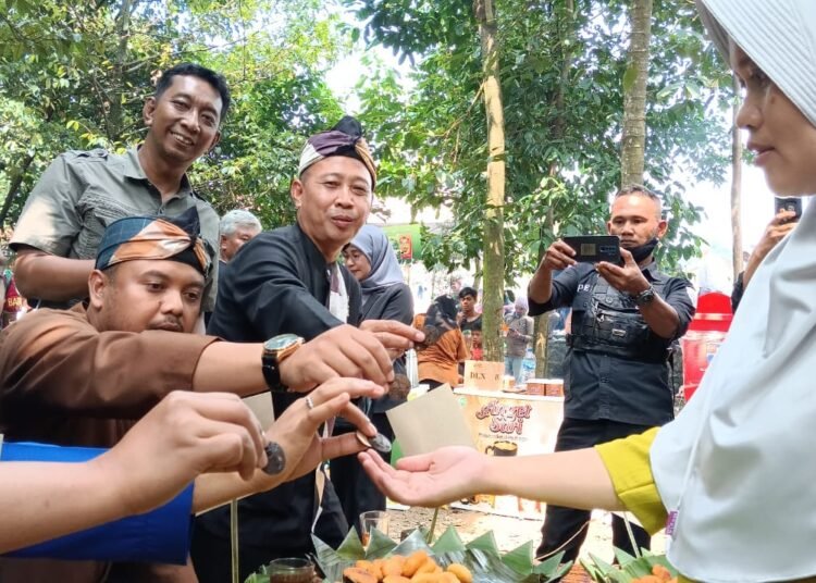 Unik, Jajan Kuliner Lembur Pakai Koin Batok Kelapa