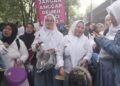 Emak Emak di Bogor Demo di SMA N 3 Kota Bogor.