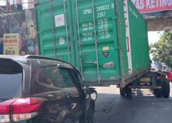 Truk Tersangkut Talang Air, Kontainer Timpa Mobil di Kota Bogor