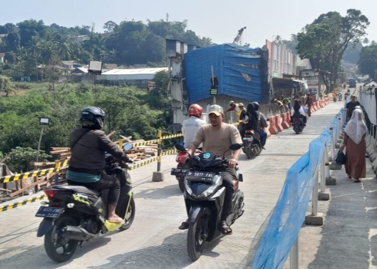 Jembatan Cikereteg Beroperasi Kembali untuk Motor dan Pejalan Kaki