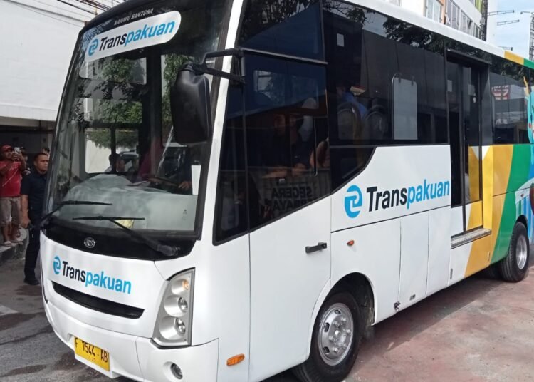 Cek Tarif saat Naik Bus Transpakuan Ke Transjakarta dan LRT