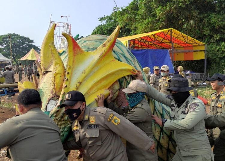 Satpol PP Bongkar Komidi Putar Tak Berizin di Stadion Pakansari