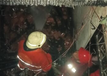 Diduga Korsleting Listrik, Rumah Berlantai 3 Terbakar