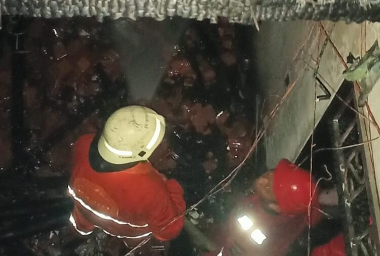 Diduga Korsleting Listrik, Rumah Berlantai 3 Terbakar