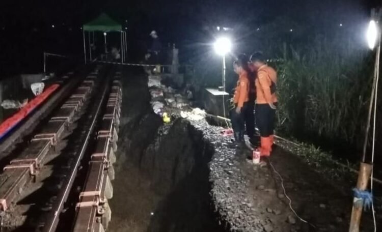 Ngeri, Tergerus Longsor Rel Kereta Api Bogor – Sukabumi Menggantung