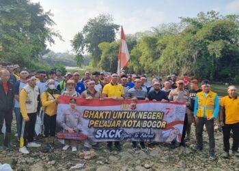Polresta Bogor Kota Libatkan Pelajar dan Orang Tua Bersih Bersih Sampah Ciliwung
