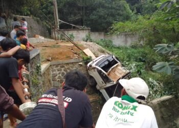 Tak Kuat Menanjak, Mobil Pikap Terjun Bebas ke Selokan di Muarasari