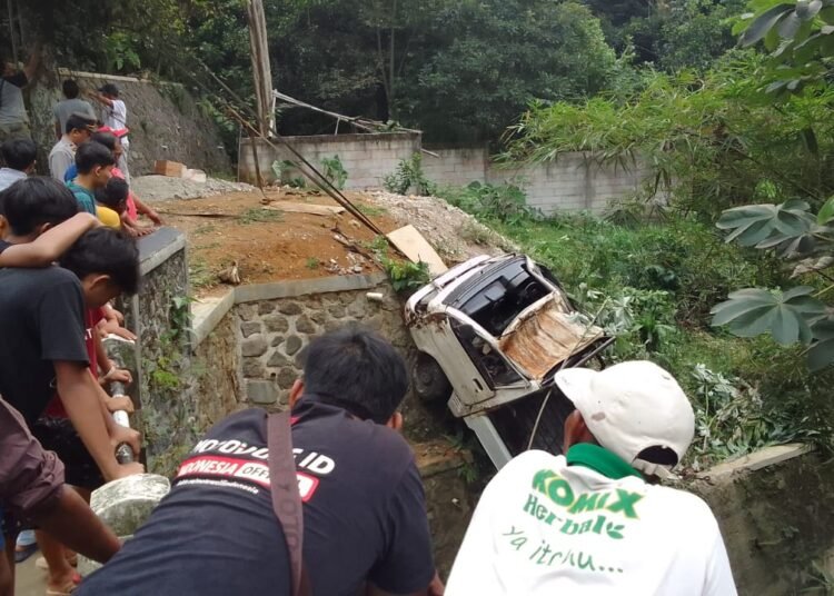 Tak Kuat Menanjak, Mobil Pikap Terjun Bebas ke Selokan di Muarasari