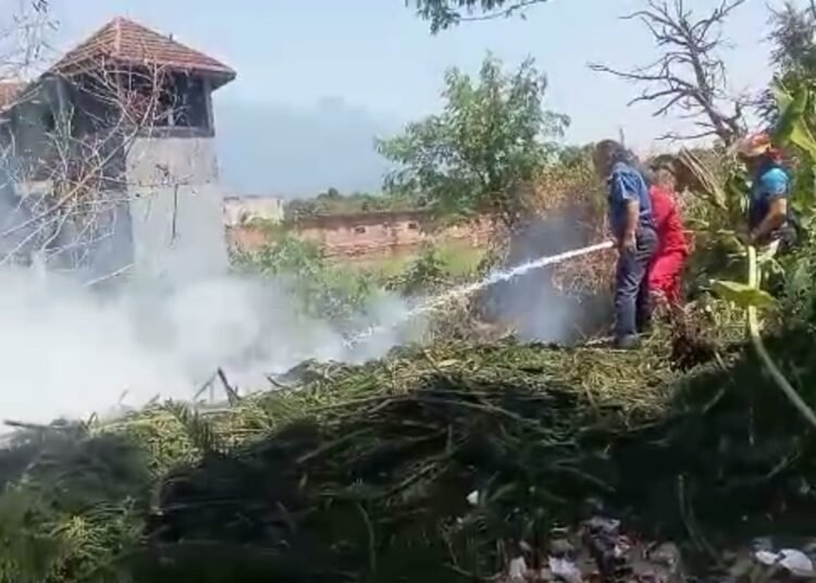 Sampah Terbakar Nyaris Menjalar Ke Rumah di Bojongkerta, Warga Bergerak Padamkan Api