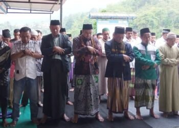 Warga Kiarasari Gelar Salat Ghaib untuk Korban Tambang Emas di Banyumas