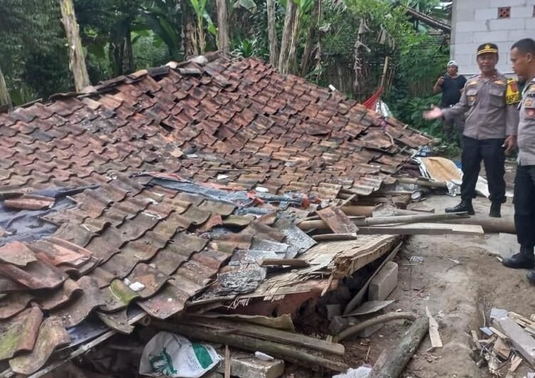 Polsek Rumpin Bantu Bangun Rumah Ambruk di Cidokom