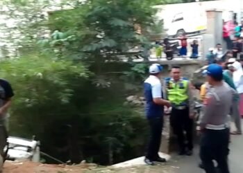 Akses Jalan Sempit, Evakuasi Mobil Pikap Terjun Ke Selokan Pakai Cara Manual