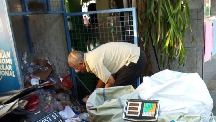 Kisah Abubakar, Pegiat Bank Sampah Unit Kenanga