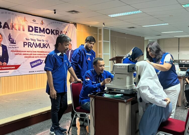 Demokrat Kota Bogor Periksa Mata dan Bagikan Kacamata Gratis untuk Pramuka