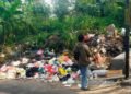 Sampah Menumpuk di Gang Emad Hingga Luber Ke Sungai