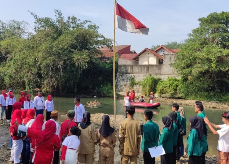 Pegiat Lingkungan dan Warga Upacara HUT RI di Sungai Ciliwung