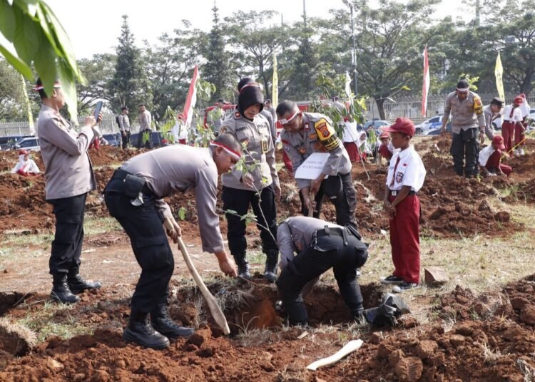 Lestarikan Negeri, Polres Bogor Tanam 8 Ribu Pohon Tersebar di 40 Kecamatan