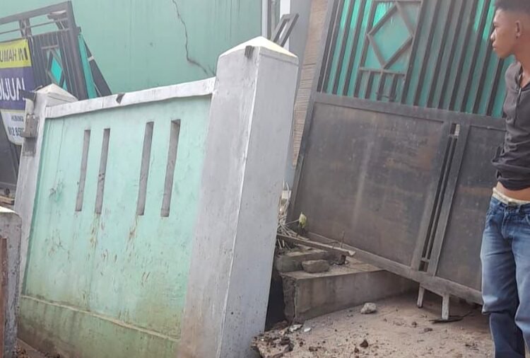 Tembok pagar rumah salah seorang warga di Kampung Malimping RT01 RW04, Desa Petir, Kecamatan Dramaga, Kabupaten Bogor ambruk imbas dari proyek drainase.