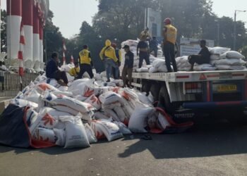 Patah As Roda, Truk Bermuatan Beras Terguling di Tugu Kujang