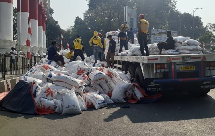 Patah As Roda, Truk Bermuatan Beras Terguling di Tugu Kujang