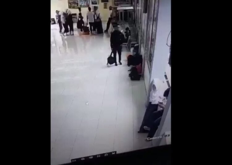 Waspada! Pencuri Tukar Tas Pelajar Mengintai Sekolah