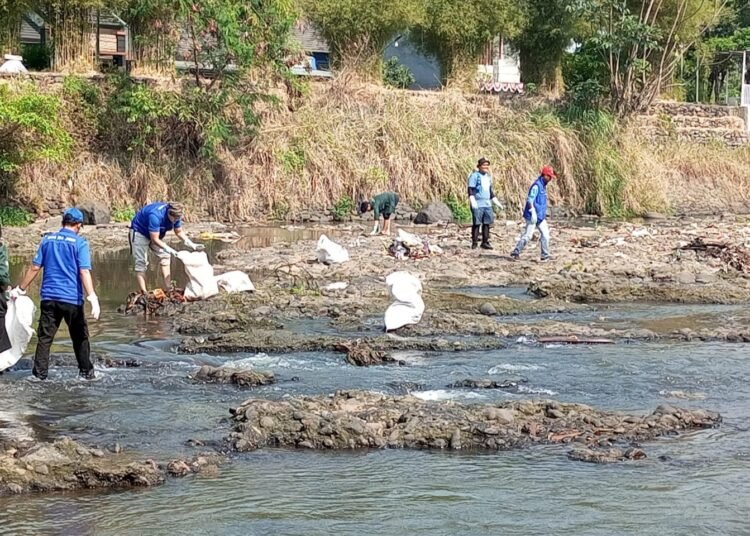World Cleanup Day 2023, UPTD Ciliwung Cisadane dan Relawan Angkat Sampah Ciliwung