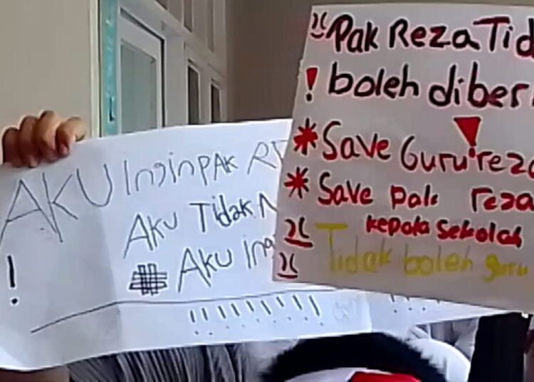 Ratusan Orang Tua Siswa Tolak Pencopotan Guru Honorer SDN Cibeureum 1 Kota Bogor