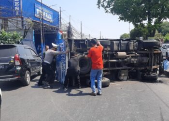 Hindari Motor, Truk Bermuatan Galon Terguling di Citeureup