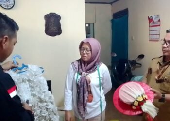 Warga Tegallega Sulap Sampah Plastik Jadi Gaun Model