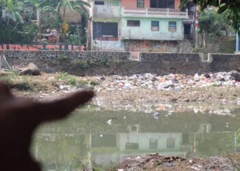 Duh, Sampah Menumpuk di Sungai Cisadane Kota Bogor