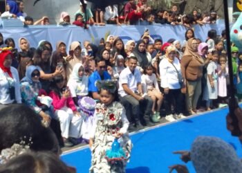 Meriahnya LOPE di Kelurahan Tegallega, Model Cilik Peragakan Busana Bahan Daur Ulang Plastik