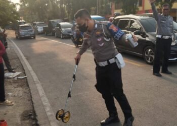 Hilang Kendali Minibus Geruduk Sejumlah Kios dan Pedagang Pinggir Jalan