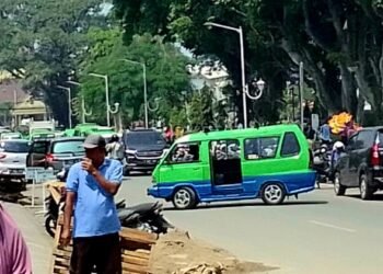 Parkir On Street Alun Alun Legal Meski Kerap Mengundang Macet dan Semerawut
