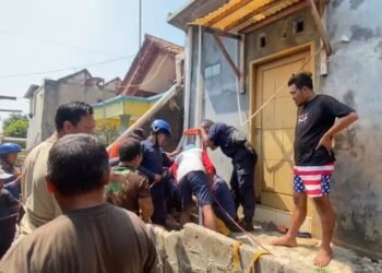 Warga Terpeleset saat Ingin Memperdalam Sumur yang Kering